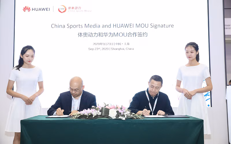 Dai Jisheng, President of Strategy & Business Development Dept, Huawei CCN, and Zhou Caijian, Chairperson of Huicui Intelligent Technology, officially cement their partnership with the signing of a Memorandum of Understanding, marking a significant step towards future collaboration