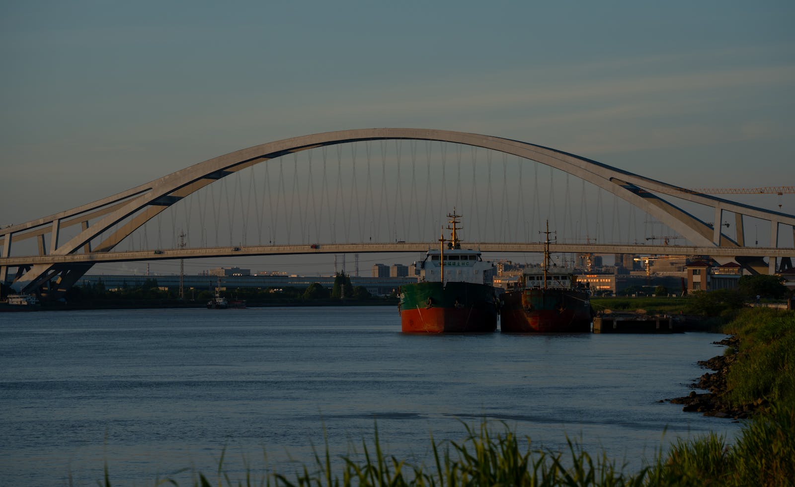 Mingzhou Great Bridge in Ningbo at dusk — Ningbo company registration: setting up a WFOE in Beilun, Meishan FTZ and Ningbo port